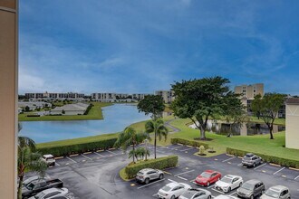 7076 Huntington Ln in Delray Beach, FL - Building Photo - Building Photo