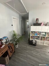 180 Pleasantview Ave in Bridgeport, CT - Foto de edificio - Building Photo