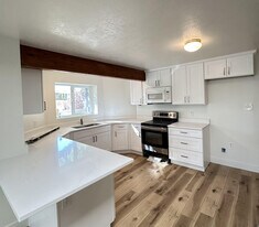 10218 Snow Iris Way in Sandy, UT - Building Photo