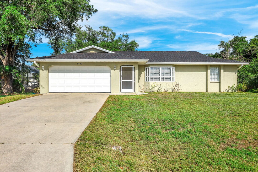 1018 Presque Isle Dr in Port Charlotte, FL - Building Photo