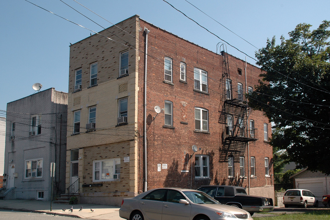 166 Westminster Pl in Lodi, NJ - Building Photo