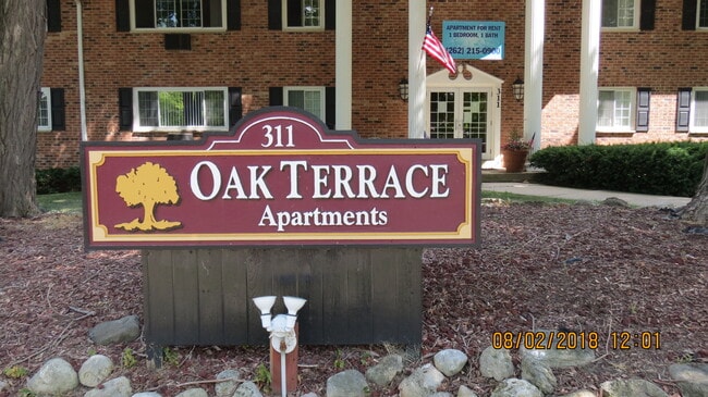 Oak Terrace Apartments in Lake Geneva, WI - Foto de edificio - Building Photo