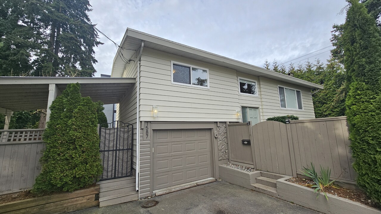 1587 Stayte Rd in White Rock, BC - Building Photo