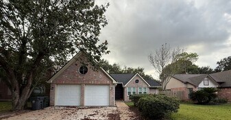 4823 Sunshine Dr in Sugar Land, TX - Building Photo