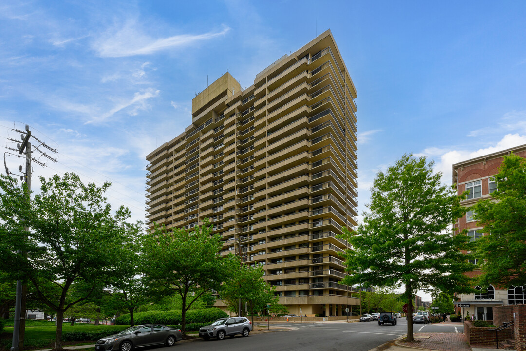 Alexandria House in Alexandria, VA - Building Photo