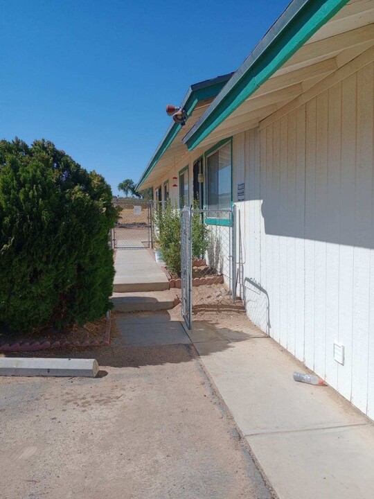 806 Higgins Rd in Barstow, CA - Building Photo