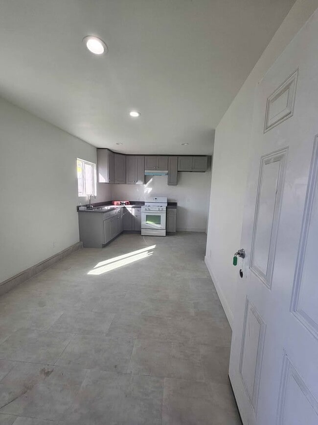 1359 W 59th Pl, Unit 59th ADU