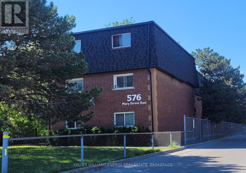 576-576 Mary St E in Whitby, ON - Building Photo