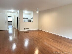 3370 Madison Ave in Bridgeport, CT - Foto de edificio - Building Photo