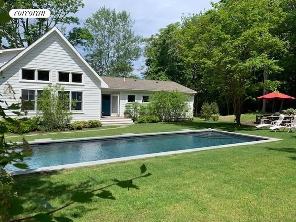 6 Three Mile Harbor Hog Creek Rd in East Hampton, NY - Building Photo