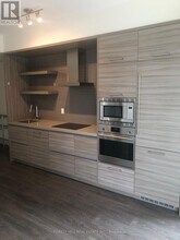 2221 Yonge St in Toronto, ON - Building Photo - Building Photo