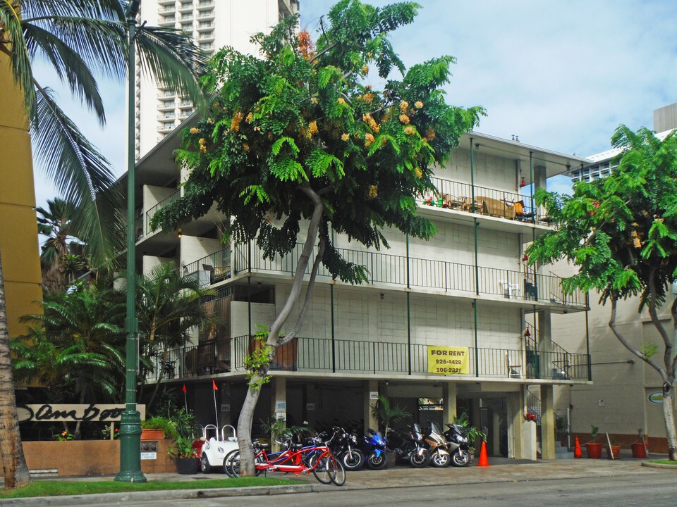 2413 Kuhio Ave in Honolulu, HI - Foto de edificio