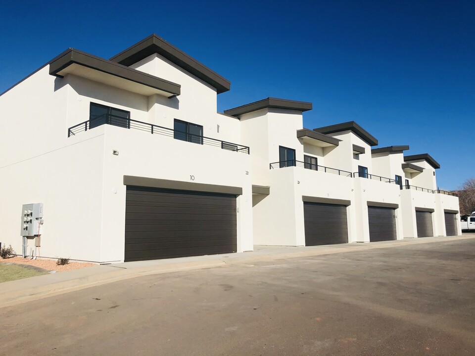 275 E 650 S in Kanab, UT - Foto de edificio