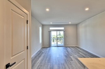 15613 Admiralty Way in Lynnwood, WA - Building Photo - Building Photo