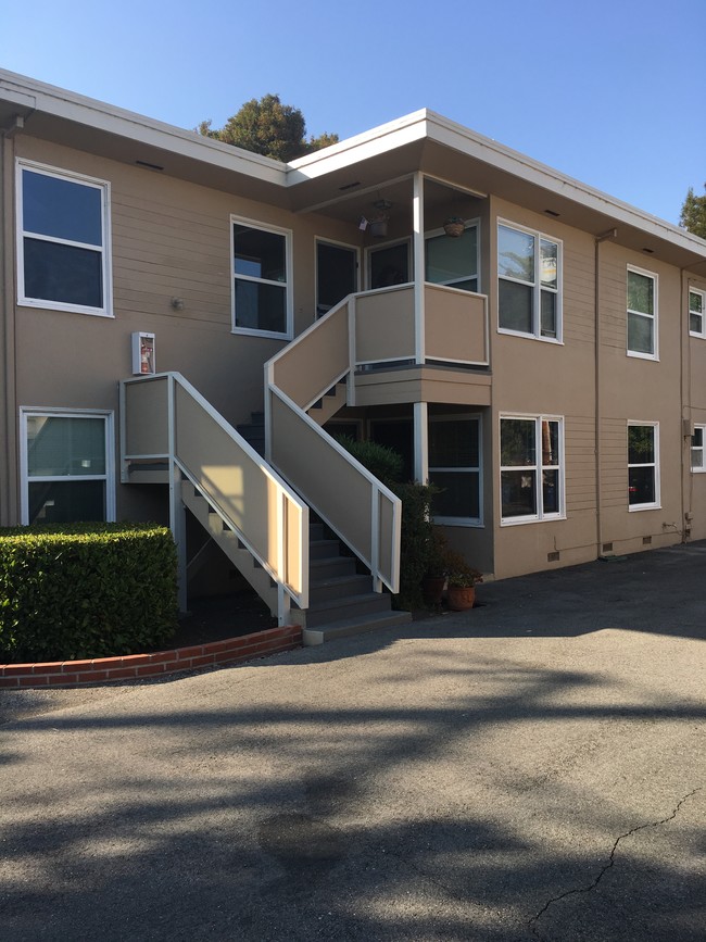 Alma Street Apartments in Palo Alto, CA - Foto de edificio - Building Photo