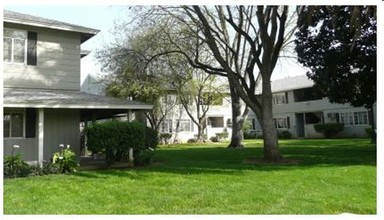 Village Commons in Sacramento, CA - Foto de edificio - Building Photo