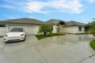 19905 SW 135th Ave in Miami, FL - Building Photo
