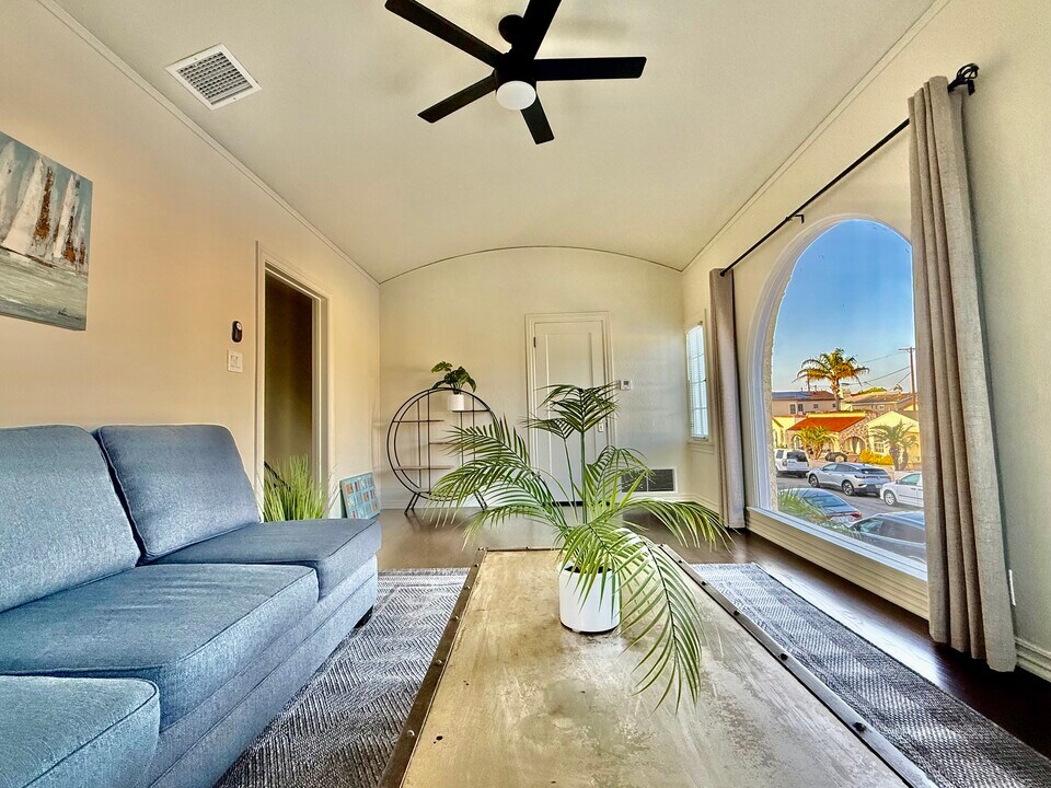 211 Corona Ave in Long Beach, CA - Building Photo