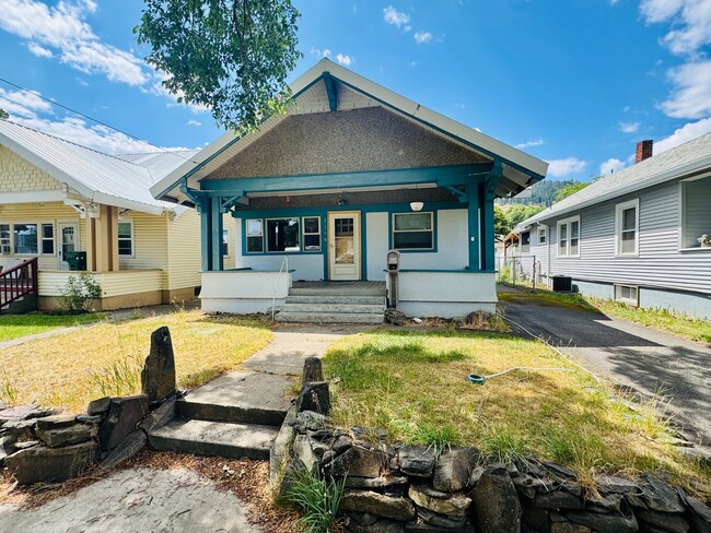 property at 2108 Cedar St