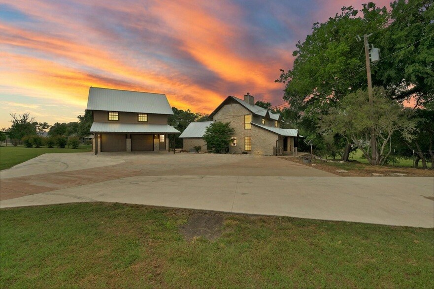 1700 Co Rd 130 in Hutto, TX - Foto de edificio