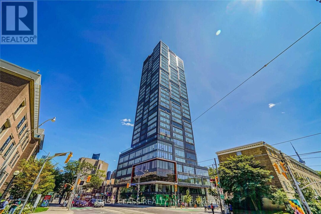 203-203 College St in Toronto, ON - Building Photo
