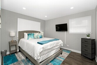 570 E Higgins Rd in Elk Grove Village, IL - Building Photo - Building Photo