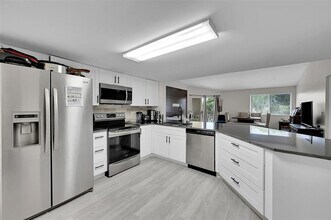 9833 Westview Dr in Coral Springs, FL - Building Photo - Building Photo