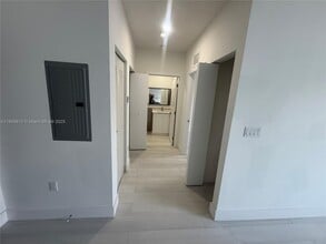 879 E 24th St, Unit 204 in Hialeah, FL - Building Photo - Building Photo