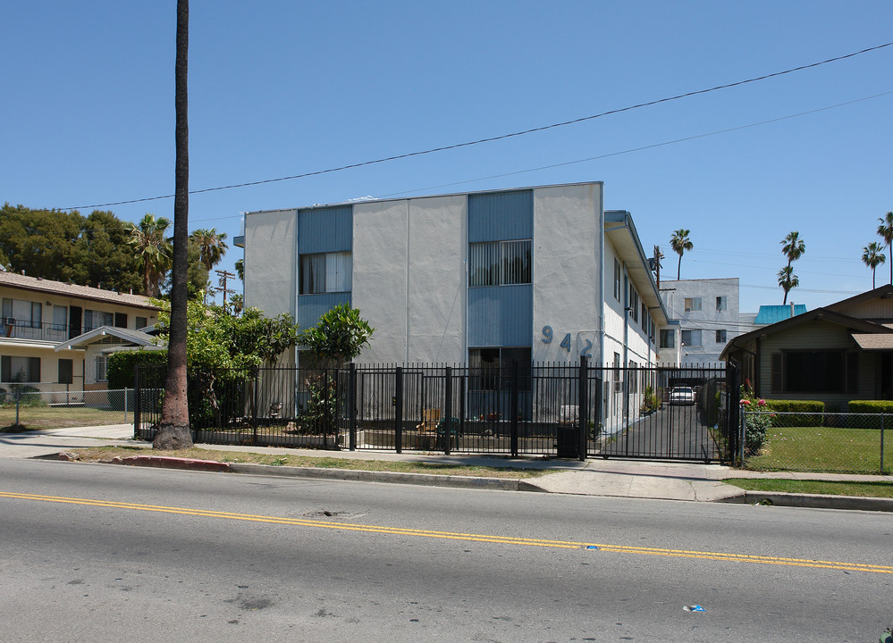 942 N Normandie Ave in Los Angeles, CA - Building Photo