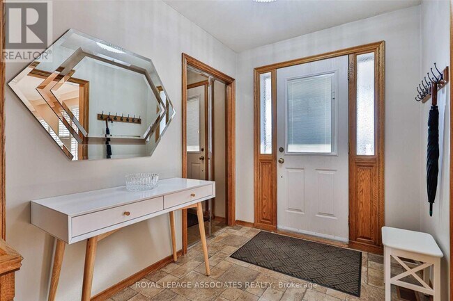 166 Lynnbrook Dr in Toronto, ON - Building Photo - Building Photo