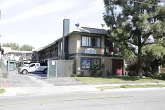 411 E Washington Ave in Santa Ana, CA - Foto de edificio - Building Photo