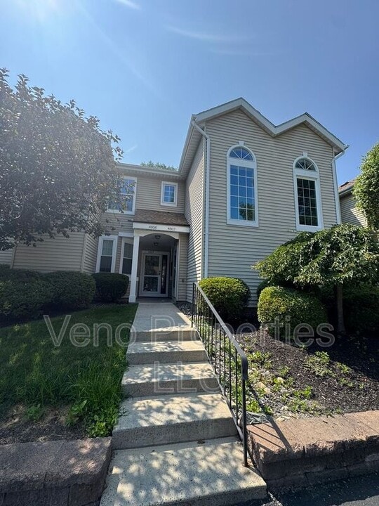 4808 Foxwood Dr S in Clifton Park, NY - Building Photo