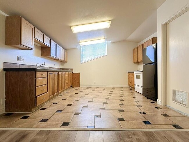 27 N Tremont St in Tremonton, UT - Building Photo - Building Photo