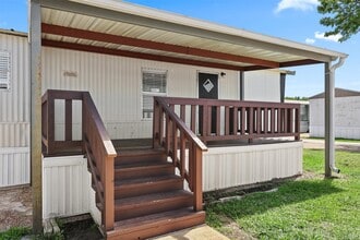 2222 N Austin Ave in Pearland, TX - Building Photo - Building Photo