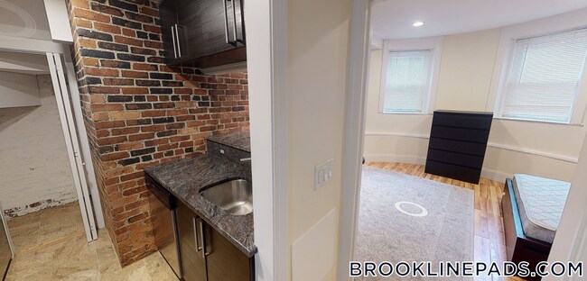 69 Babcock St in Brookline, MA - Building Photo - Building Photo