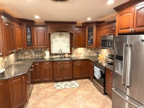 14 Winside Ln, Unit 1 in Coram, NY - Foto de edificio - Building Photo