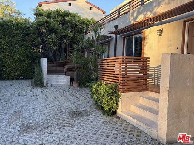 property at 832 N Las Palmas Ave