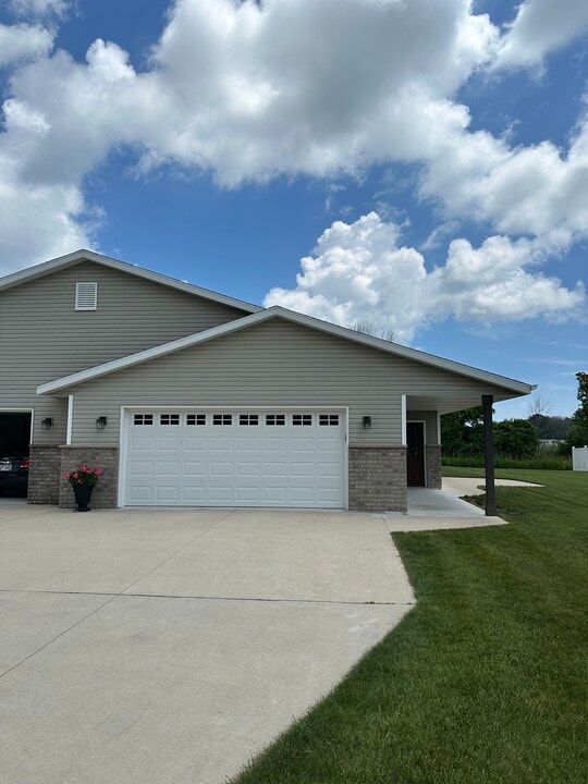 3403 Cimarron Ct in Manitowoc, WI - Building Photo
