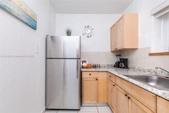 1982 Marseille Dr, Unit 4 in Miami Beach, FL - Foto de edificio - Building Photo