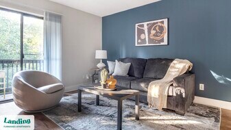 2000 E Lake Pkwy in Marietta, GA - Building Photo