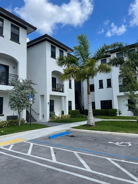 15650 SW 136th St in Miami, FL - Building Photo
