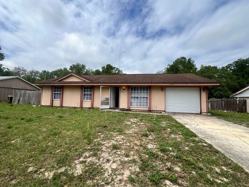 855 3rd St in Orange City, FL - Foto de edificio