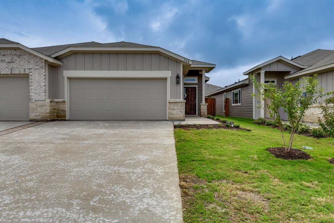 748 Wheatfield Dr in Venus, TX - Building Photo