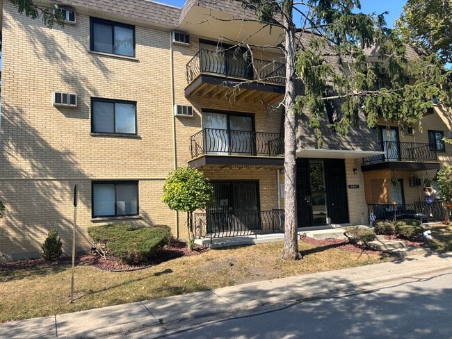 property at 10S433 Echo Ln