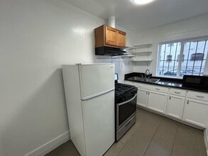 Pinnacle Apex Holdings LLC-1827 W SUNSET in Los Angeles, CA - Building Photo - Interior Photo