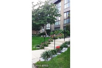 5180 Maris Ave, Unit 300 in Alexandria, VA - Building Photo - Building Photo