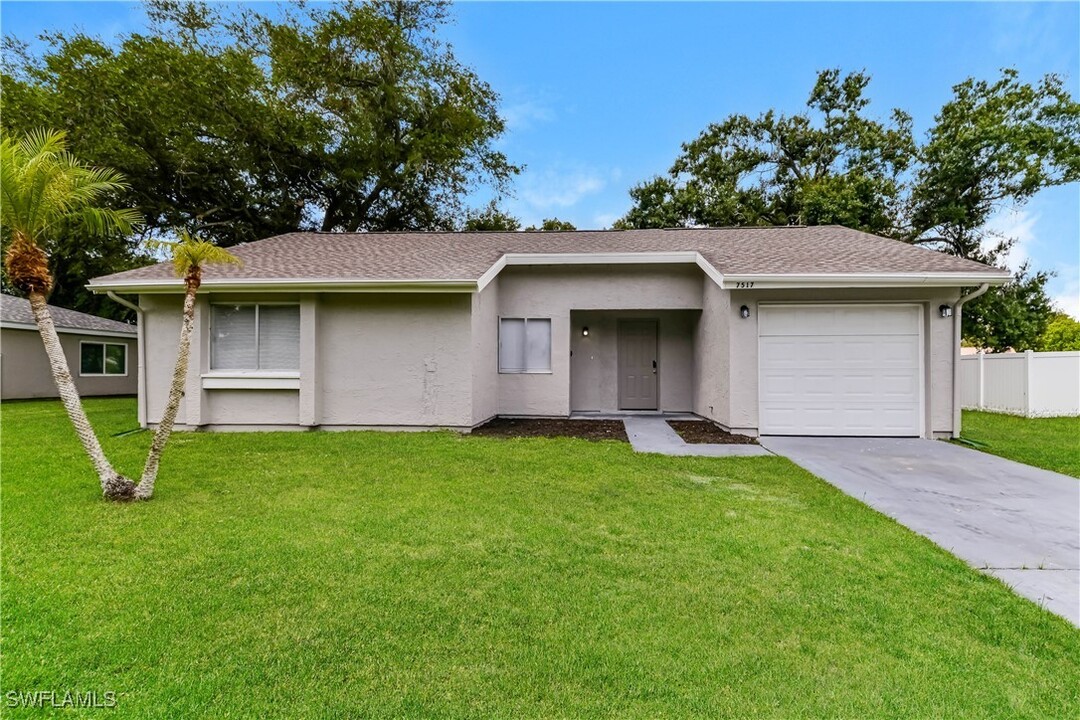 7517 Oxwood St in North Port, FL - Building Photo