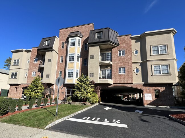 524-532 Maple Ave, Unit 204 in Elizabeth, NJ - Foto de edificio - Building Photo