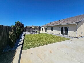 4048 Larner Way in Olivehurst, CA - Building Photo - Building Photo
