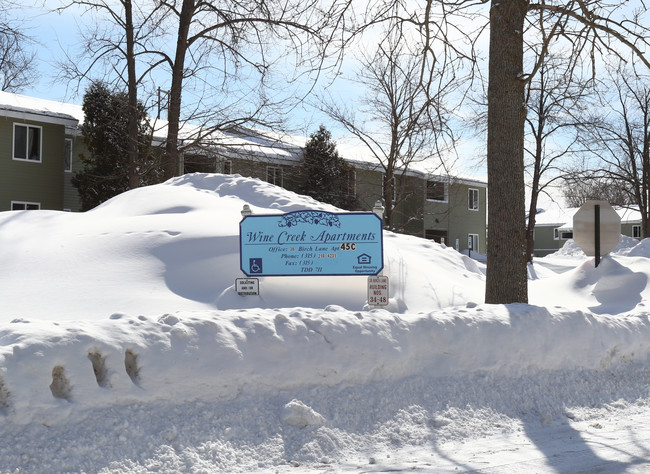 Wine Creek Apartments in Oswego, NY - Foto de edificio - Building Photo